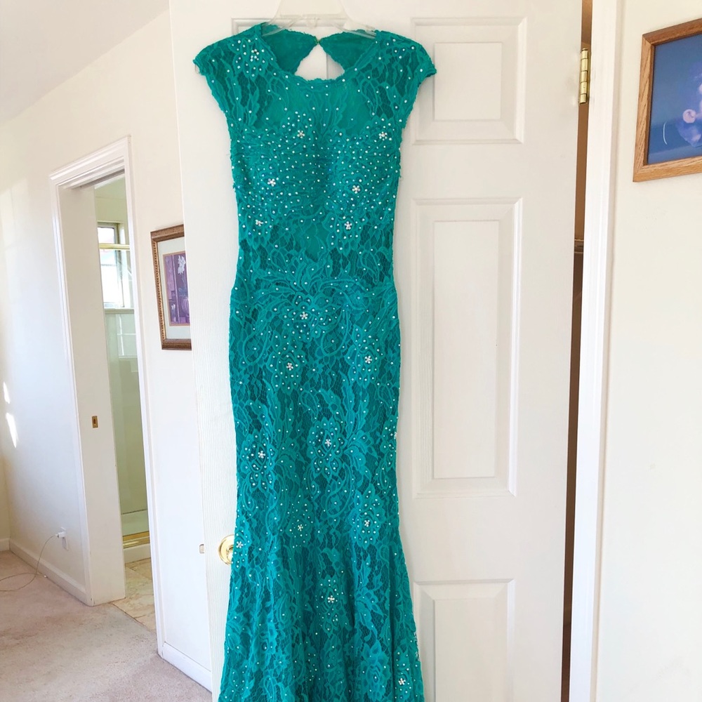 Le Vie Camille Beautiful vibrant green dress